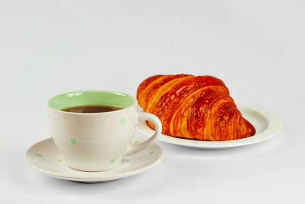 Croissant Jaune Dans Une Assiette Café Isolé Sur Fond Blanc — Photo