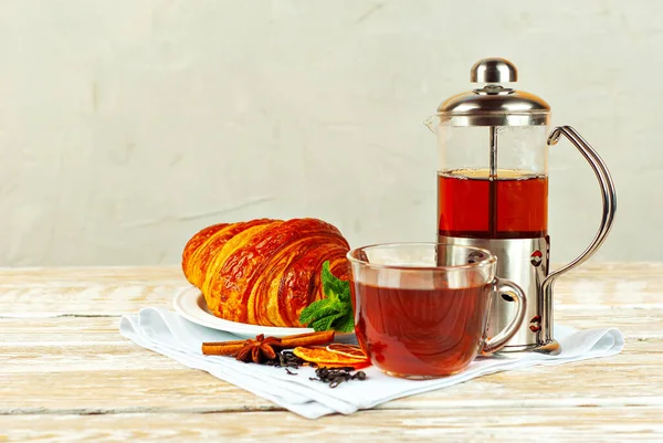 Croissant Einem Weißen Teller Mit Tee Becher Mit Tee Auf — Stockfoto