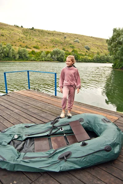 Dívka Růžovém Obleku Nafoukne Loď Venkovní Rekreace Dívka Nafukovací Lodí — Stock fotografie