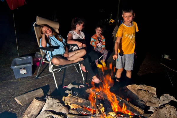 Los Niños Descansan Naturaleza Junto Fuego Los Niños Disfrutan Junto — Foto de Stock