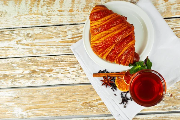 Croissant Plato Blanco Con Taza Con Una Vieja Mesa Madera — Foto de Stock