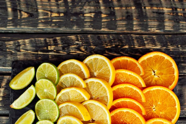 Naranjas Limones Limas Cortadas Rodajas Las Verduras Cítricas Sobre Una —  Fotos de Stock