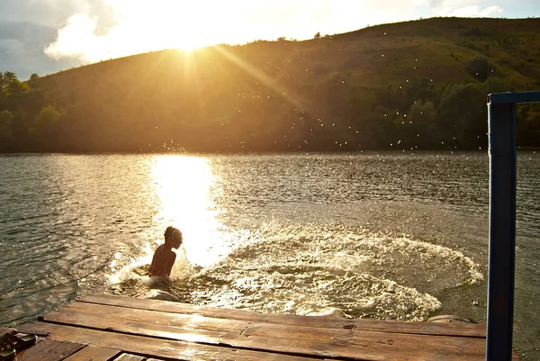 Les Enfants Sautent Dans Eau Jetée Camping Bord Eau Repos — Photo