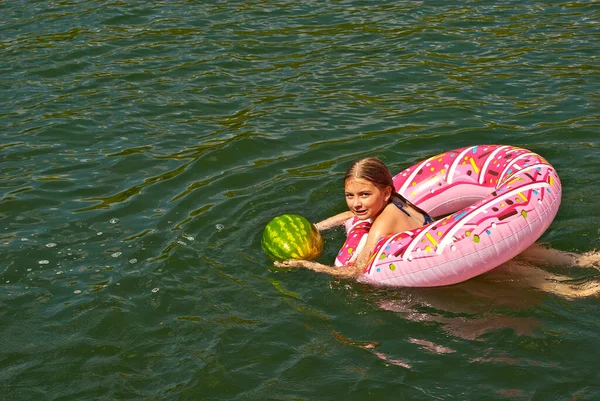 Crianças Nadam Com Melancia Acampar Verão Recreação Ativa Água Menina — Fotografia de Stock
