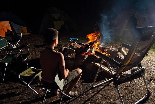 子供たちは火のそばで自然の中で休む 子供たちは夜に火のそばに戻り マシュマロを炒める — ストック写真