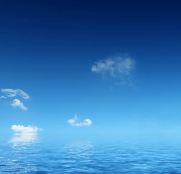 Cloudy blue sky leaving for horizon above a blue surface of the sea — Stock Photo, Image