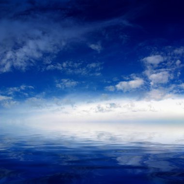 ufuk deniz mavi bir yüzey üzerinde bırakarak bulutlu mavi gökyüzü