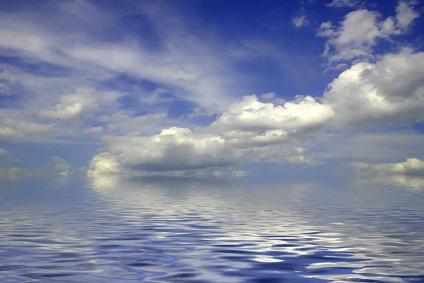 Wolkenloser blauer Himmel, der zum Horizont über einer blauen Meeresoberfläche aufbricht — Stockfoto