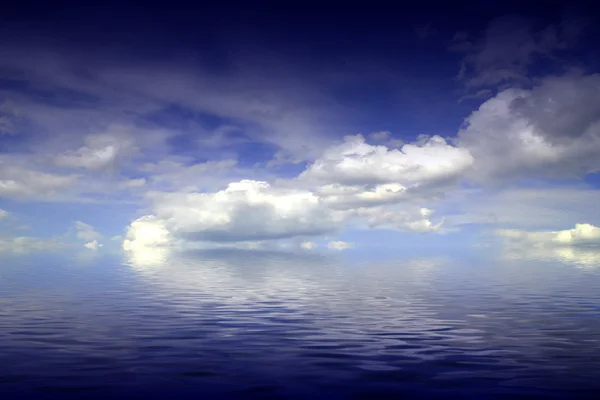 Cielo azzurro nuvoloso che parte per orizzonte sopra una superficie azzurra del mare — Foto Stock