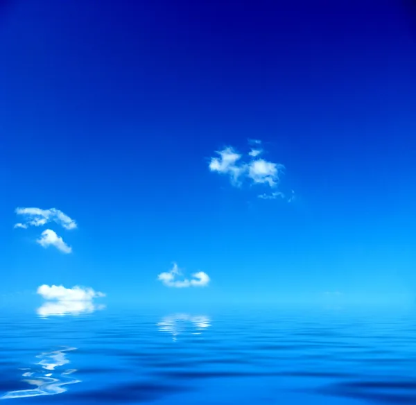 Cloudy blue sky leaving for horizon above a blue surface of the sea — Stock Photo, Image