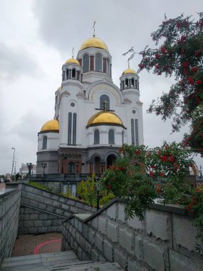 Yekaterinburg, Rusya - 26 Ağustos 2019: 26 Ağustos 2019 'da Yekaterinburg, Rusya' da Azizler Kilisesi veya Kan Kilisesi manzarası.