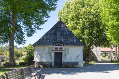 İsveç, Sigtuna - 31 Mayıs 2019: 31 Mayıs 2019 'da Sigtuna, İsveç' te Gernerska Mausoleum 'un karşısındaki kilisenin dış görünümü.