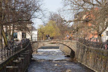 İsveç, Uppsala - 19 Nisan 2019: Uppsala, İsveç 'te 19 Nisan 2019 tarihinde bir kanal üzerindeki köprü manzarası.