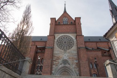 İsveç, Uppsala - 19 Nisan 2019: Uppsala Katedrali 'nin dış görünümü, 19 Nisan 2019' da İsveç 'in Uppsala kentindeki en büyük İskandinav kilisesi..