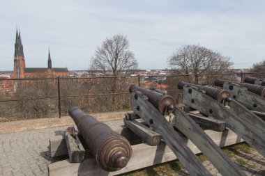 İsveç, Uppsala - 19 Nisan 2019: Uppsala Kalesi 'nin 19 Nisan 2019 tarihinde Uppsala Katedrali' nin batı kalesi manzarası.