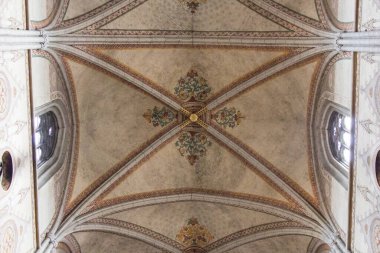 İsveç, Uppsala - 19 Nisan 2019: Uppsala Katedrali 'nin iç görünümü, 19 Nisan 2019' da İsveç 'in Uppsala şehrinde kilise kubbesinin tavanı.