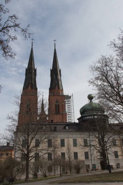 İsveç, Uppsala - 19 Nisan 2019: Uppsala Katedrali 'nin dış görünümü, 19 Nisan 2019' da İsveç 'in Uppsala kentindeki en büyük İskandinav kilisesi..