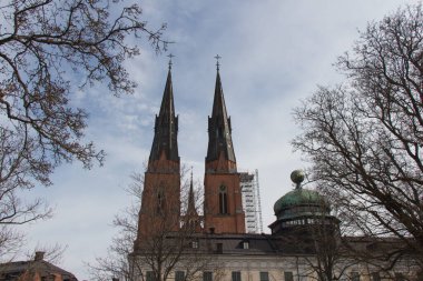 İsveç, Uppsala - 19 Nisan 2019: Uppsala Katedrali 'nin dış görünümü, 19 Nisan 2019' da İsveç 'in Uppsala kentindeki en büyük İskandinav kilisesi..