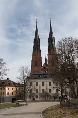 İsveç, Uppsala - 19 Nisan 2019: Uppsala Katedrali 'nin dış görünümü, 19 Nisan 2019' da İsveç 'in Uppsala kentindeki en büyük İskandinav kilisesi..