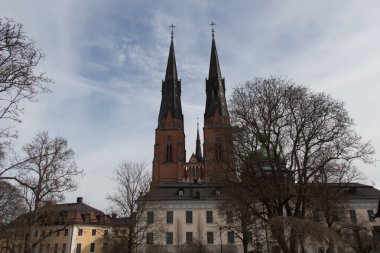 İsveç, Uppsala - 19 Nisan 2019: Uppsala Katedrali 'nin dış görünümü, 19 Nisan 2019' da İsveç 'in Uppsala kentindeki en büyük İskandinav kilisesi..