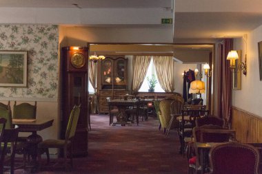 İsveç, Uppsala - 19 Nisan 2019: Uppsala, İsveç 'te 19 Nisan 2019 tarihinde Odinsborg restoranının iç manzarası.