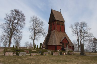 İsveç, Uppsala - 19 Nisan 2019: Yaşlı Gamla Uppsala kilise çan kulesinin dış görünümü 19 Nisan 2019, Uppsala, İsveç.