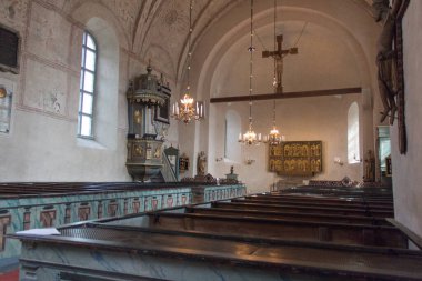 İsveç, Uppsala - 19 Nisan 2019: Uppsala, İsveç 'te 19 Nisan 2019 tarihinde Gamla Uppsala kilisesinin iç manzarası.