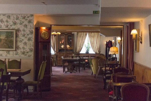 İsveç, Uppsala - 19 Nisan 2019: Uppsala, İsveç 'te 19 Nisan 2019 tarihinde Odinsborg restoranının iç manzarası.