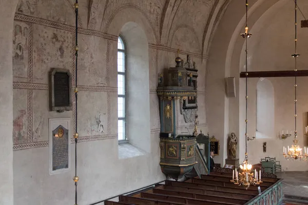 İsveç, Uppsala - 19 Nisan 2019: Uppsala, İsveç 'te 19 Nisan 2019 tarihinde Gamla Uppsala kilisesinin iç manzarası.