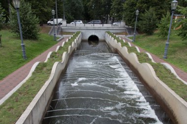 Yukarı göl, Kaliningrad şehir manzarası, Rusya yakınlarındaki çeşme manzarası.