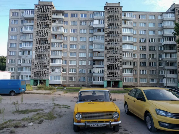 Kaliningrad Rosja Lipca 2019 Widok Zabytkowego Żółtego Samochodu Elewacji Budynku — Zdjęcie stockowe
