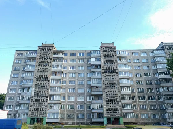 Kaliningrad Rosja Lipca 2019 Widok Zewnątrz Zniszczonej Fasady Budynku Mieszkalnego — Zdjęcie stockowe