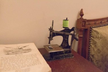 Kaliningrad, Rusya - 31 Temmuz 2019: Kalininingrad, Rusya 'da 31 Temmuz 2019 tarihinde Altes Haus Müzesi' nde vintage dikiş makinesinin manzarası.
