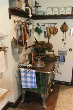 Kaliningrad, Rusya - 31 Temmuz 2019: Rusya Kalininingrad, Rusya 'da 31 Temmuz 2019' da Altes Haus Müzesi 'nin içindeki klasik mutfak sobası manzarası.