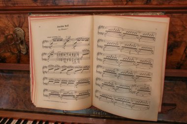 Kaliningrad, Rusya - 31 Temmuz 2019: Altes Haus Müzesinin iç görünümü, 31 Temmuz 2019 'da Kaliningrad, Rusya' da açık notalı eski piyano.