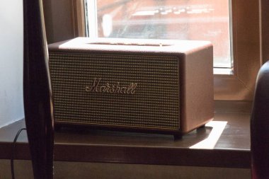 Kaliningrad, Rusya - 31 Temmuz 2019: Rusya 'nın Kalininingrad şehrinde 31 Temmuz 2019' da Gustav Grossmann Kafe 'nin pencere kenarındaki klasik radyo şefi manzarası.