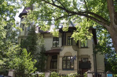 Kaliningrad, Rusya - 31 Temmuz 2019: Amalienau ilçesindeki eski bir binanın dış görünümü, 31 Temmuz 2019 'da Kaliningrad, Rusya' daki Yunan konsolosluğu binası.