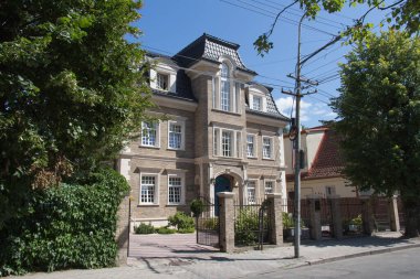 Kaliningrad, Rusya - 31 Temmuz 2019: 31 Temmuz 2019 tarihinde Rusya 'nın Kalininingrad kentinde Villa Toscana, Amalienau ilçesinin dış görünümü.