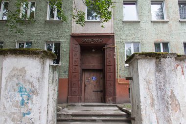 Kaliningrad, Rusya - 31 Temmuz 2019: 31 Temmuz 2019 tarihinde Rusya 'nın Kalininingrad kentinde bulunan Amalienau ilçesinde eski bir konut girişinin dış görünümü.