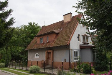 Kaliningrad, Rusya - 31 Temmuz 2019: 31 Temmuz 2019 tarihinde Rusya 'nın Kalininingrad kentinde bulunan Amalienau ilçesindeki eski bir binanın dış görünümü.
