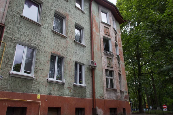 Kaliningrad, Rusya - 31 Temmuz 2019: 31 Temmuz 2019 tarihinde Rusya 'nın Kalininingrad kentinde bulunan Amalienau ilçesindeki eski bir konut binasının dış görünümü.