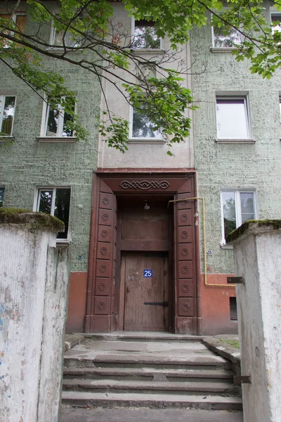 Kaliningrad, Rusya - 31 Temmuz 2019: 31 Temmuz 2019 tarihinde Rusya 'nın Kalininingrad kentinde bulunan Amalienau ilçesinde eski bir konut girişinin dış görünümü.