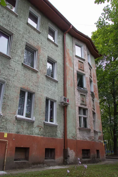 Kaliningrad, Rusya - 31 Temmuz 2019: 31 Temmuz 2019 tarihinde Rusya 'nın Kalininingrad kentinde bulunan Amalienau ilçesindeki eski bir konut binasının dış görünümü.