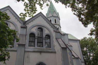 Kaliningrad, Rusya - 31 Temmuz 2019: Kalininingrad Kukla Tiyatrosu dış görünümü, eski Kraliçe Louise Anıt Kilisesi veya Luisenkirche 31 Temmuz 2019 'da Rusya' nın Kaliningrad kentinde.