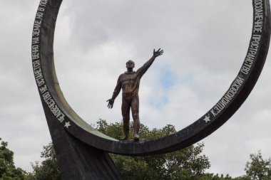 Kaliningrad, Rusya - 31 Temmuz 2019: 31 Temmuz 2019 tarihinde Rusya 'nın Kalininingrad kentinde kozmonot A. Leonov, V. Patsaev, Y. Romanenko ve A. Victorenko' ya adanmış kozmonot anıtının dış görünümü.