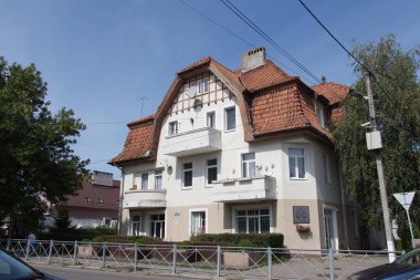 Zelenogradsk, Rusya - 07 Ağustos 2019: 19. yüzyılın sonunda Rusya 'nın Zelenogradsk kentinde inşa edilen tavan arası ve balkonları olan iki katlı ön cephe manzarası.