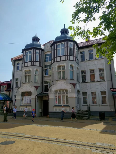 2019年8月7日 俄罗斯泽列诺格拉德斯克 2019年8月7日在俄罗斯泽列诺格拉德斯克 Zelenogradsk Russia 的一条人行街Kurortny Prospekt上一座建筑的立面视图 — 图库照片