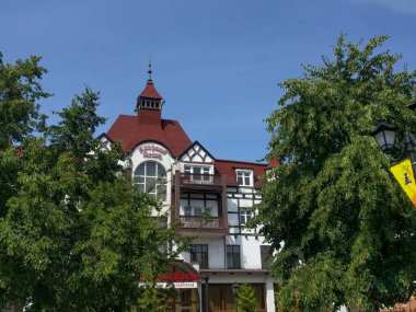 Zelenogradsk, Rusya - 07 Ağustos 2019: Rusya 'nın Zelenogradsk kentinde 7 Ağustos 2019 tarihinde, Kurortny Prospekt' te bir binanın ön görüntüsü.