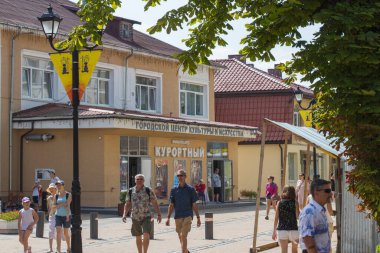Zelenogradsk, Rusya - 07 Ağustos 2019: Rusya 'nın Zelenogradsk kentindeki Kurortny Prospekt yaya yolunun manzarası.