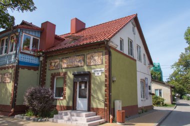 Zelenogradsk, Rusya - 07 Ağustos 2019: Rusya 'nın Zelenogradsk kentindeki Kurortny Prospekt yaya yolunun manzarası.